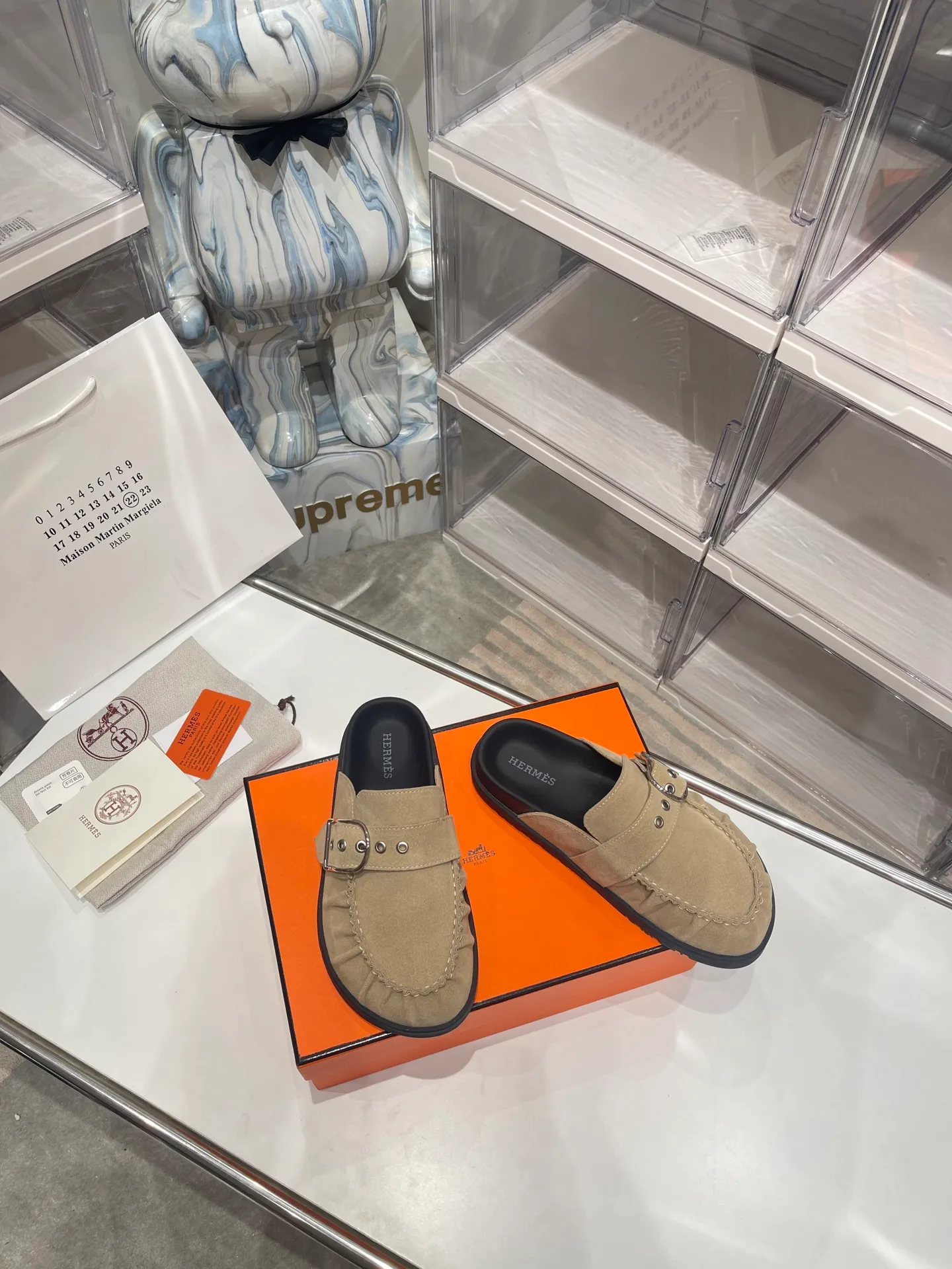 [H Family Hermès] P: 540💰 Size: Male 39-44 (45 46 customized) Female 35-40 (41 42 customized) HERMES Hermès latest kelly buckle couple style Birkenstock slippers, classic family language design! It looks good no matter how you match it! Casual and high-end feeling, the comfort is also great, paired with a variety of colorful socks, it gives a trendy and high-end feel ●Upper: imported cow suede ●Inner: imported sheepskin ●Foot pads: imported mixed sheepskin ●Outsole: Tpu non-slip and wear-resistant outsole